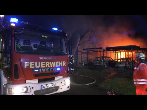 GROßBRAND IN AURICH - FLAMMEN GREIFEN NACH CARPORTBRAND AUF GEBÄUDE ÜBER