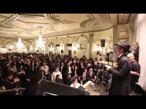 אברהם פריד מבצע את 'עלה קטן' כהוקרה ללאונרדו פרקש על תרומת 7 ספרי תורה