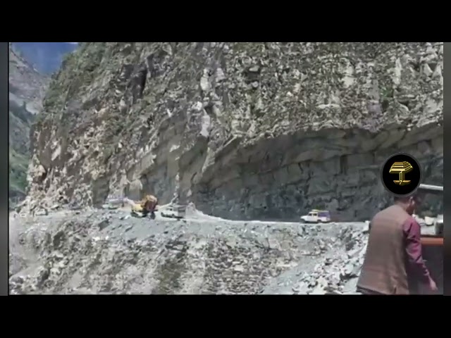 Enormes rocas aplastan un coche en una carretera de montaña en la India