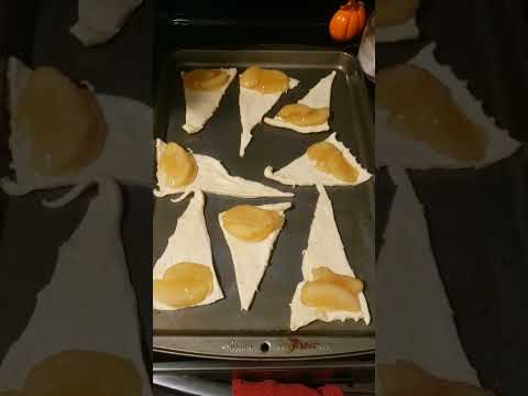 3 ingredient crescent apple pie #sweettreats #falldesserts Bake 12-15 minutes on 350