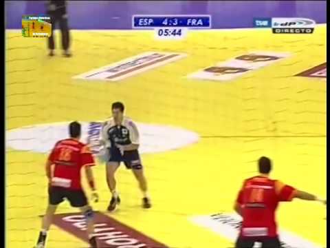 Gol superando a dos oponentes; un Nikola Karabatic con 21 años. Final Europeo SUI-2006 - ESP vs FRA.