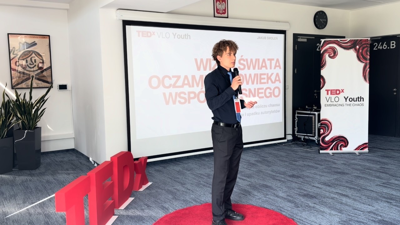 Wizja świata oczami człowieka współczesnego | Jakub Smoleń | TEDxVLO Youth