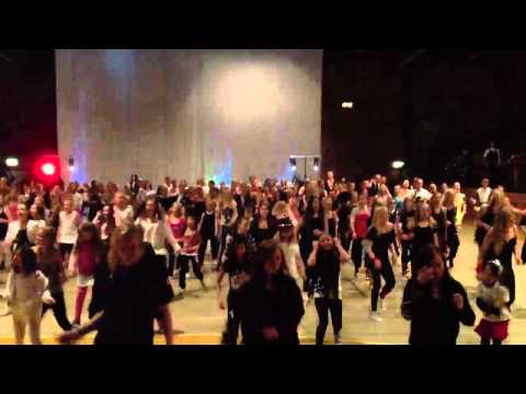 Lazar dansuppvisning 5/12-11 . Sista numret , alla dansare