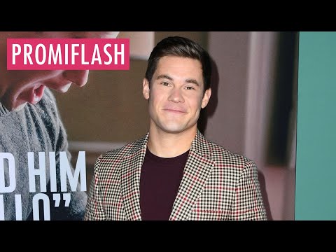 Video Thumbnail: "Ein neues Abenteuer": Adam DeVine schwärmt vom Vatersein