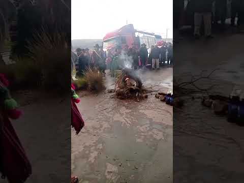 Bloqueo en el municipio de Laja-#LaPaz contra el #Decreto5503Organizaciones sociales de la
