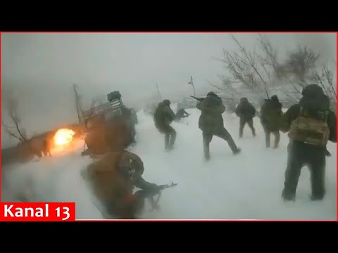 Rus leşləri və texnika qalıqları üzərindən keçən İŞĞALÇILAR Ukrayna PUA-sını VURMAĞA ÇALIŞIR