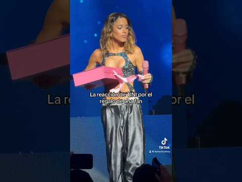 La reacción de TINI al regalo de una fan