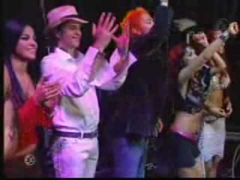 Las C3Q's cantan en el concierto de RBD