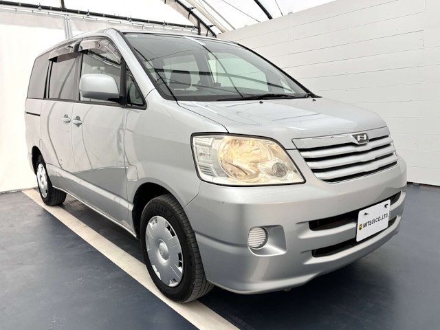 HAYAページ For sale 12/2001 Toyota NOAH AZR60-0014780 #Japanese #minivan
