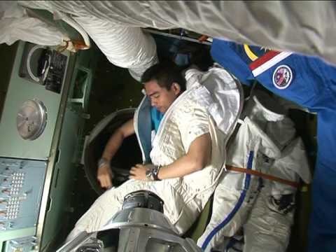 Dr. Sheikh Muszaphar Shukor mostrando como ele dorme no espaço sideral (de