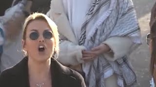 Francesca Pascale contro i manifestanti pro Pal al carnevale di Viareggio: «Lavatevi»