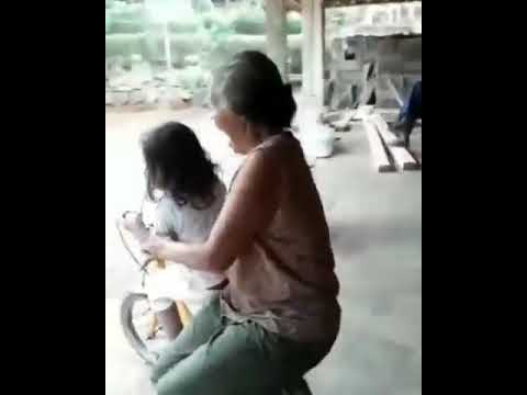 , title : 'Nenek dan Cucu Naik Sepeda (Kasian Jatuh)'