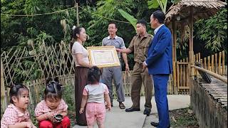 Download lagu The owner of the lost gold went with the police to thank and commend Huệ. mp3 Download lagu The owner of the lost gold went with the police to thank and commend Huệ. mp3