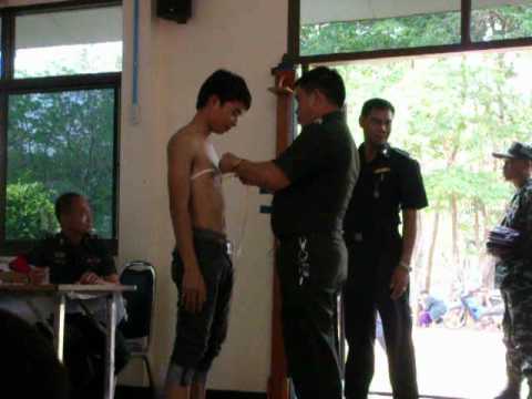 ถ้าเด็กเป็นเล็ก ๆ น้อย ๆ suckles เห็นหน้าอกเล็ก