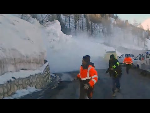 Avalanche sends rescue workers fleeing in Tignes, France