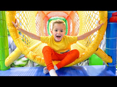 Vlad ve Niki Kapalı Oyun Alanında Oyuncakları saklayıp ararlar