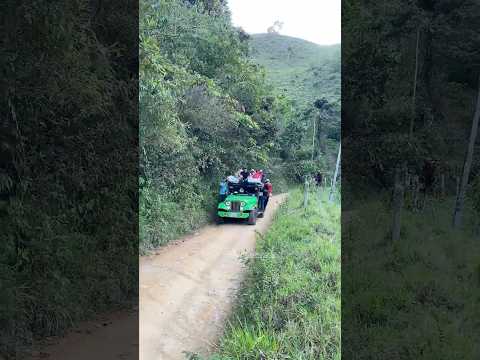 ¿En tu país también se transportan así los campesinos? 🚜🌄