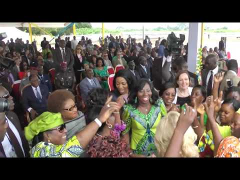 JC PLURIEL fait danser la Première dame et les Ministres devant le PR