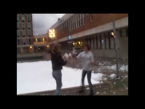 Diskmedel i fontän (sjukt mycket skum)