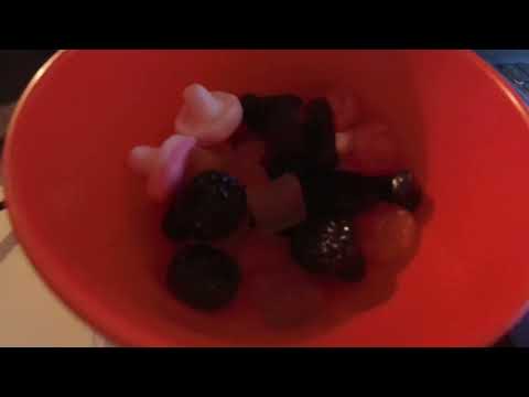 MongoTV_12723 - SPISER SKÅL SLIK SØNDAG AFTEN - MONGO TV 9 ÅR