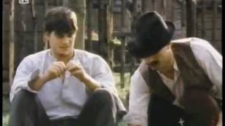 Bruno bekommt einen Ohrring geschenkt.