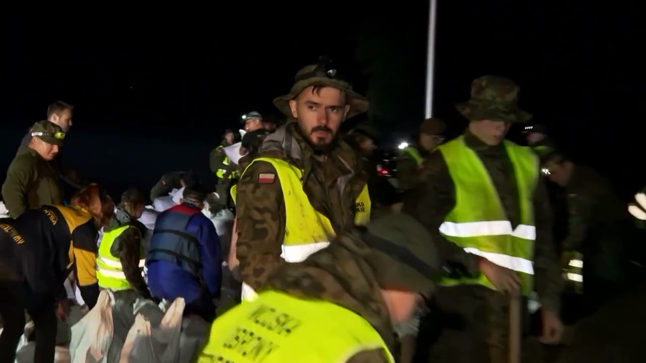 Poland floods: Residents help flood-stricken city of Nysa