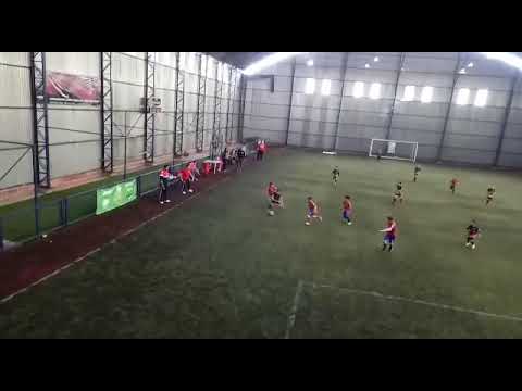 Bruno Henrique dibrando e toque de bola