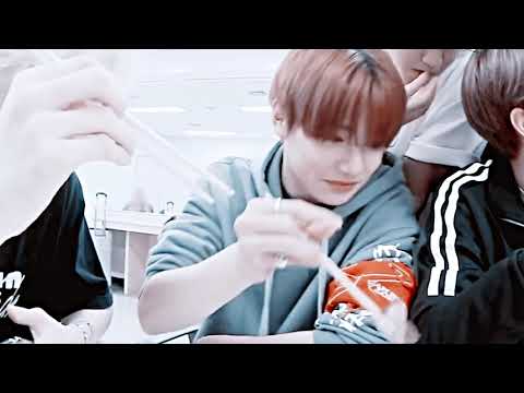 Jeongin (I.N) || stray kids ; Give me the Food