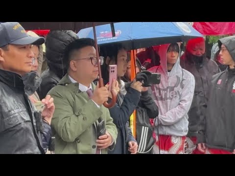Large crowd braves rain for Lunar New Year celebration in SF's Chinatown
