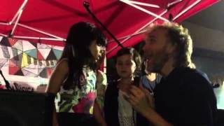 Laura haciendo los coros de Piedad #Elefantes