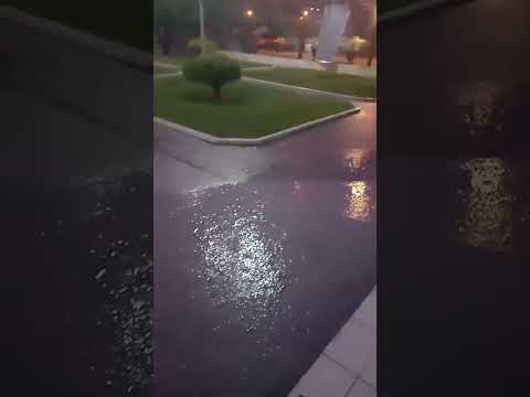 DEPOIS QUE SAIR DA ESCOLA COM MUITA CHUVA, REPOUSANDO EM FRENTE A IGREJA DE DEUS EM MAMBAI GOIÁS
