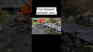 Download lagu ngeri❗Truk Melewati Jembatan Kayu Rapuh mp3