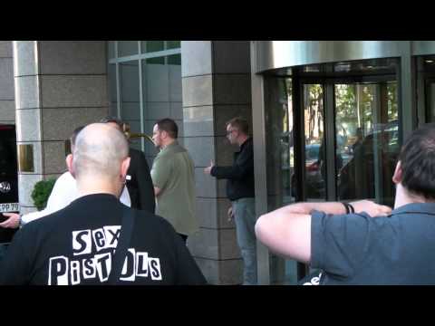 Fletcher dedikál a Kempinski elött 2013.05.20.