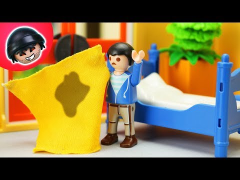 Kuno macht ins Bett! - Teil 1   Playmobil Polizei Film   KARLCHEN KNACK #252
