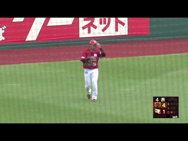 【ファーム】タイミングよくジャンプ!! イーグルス・小森航大郎 フェンス手前の打球を好捕!! 2025年7月5日 東北楽天ゴールデンイーグルス 対 読売ジャイアンツ