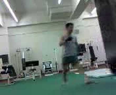 サンドバック蹴り