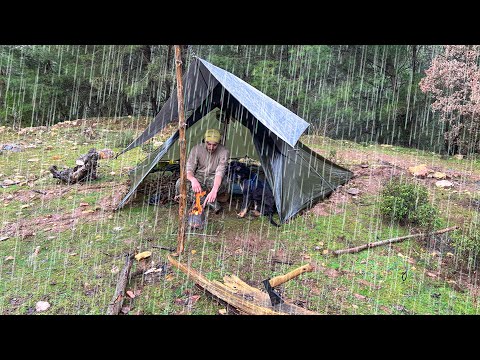 የዝናብ ካምፕ በነጎድጓድ ውስጥ - በጎርፉ ምክንያት ለ 2 ቀናት በጫካ ውስጥ ተጣብቄያለሁ