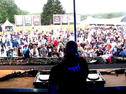Manu Kenton at The Qontinent Festival 2011 - Liberty White stage