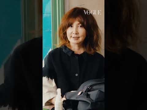 YOU、BALENCIAGAのリュックに仕掛けた秘密。| VOGUE JAPAN #Shorts #In The Bag #バッグの中身