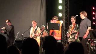 Honkin' down the highway/ Drivin'