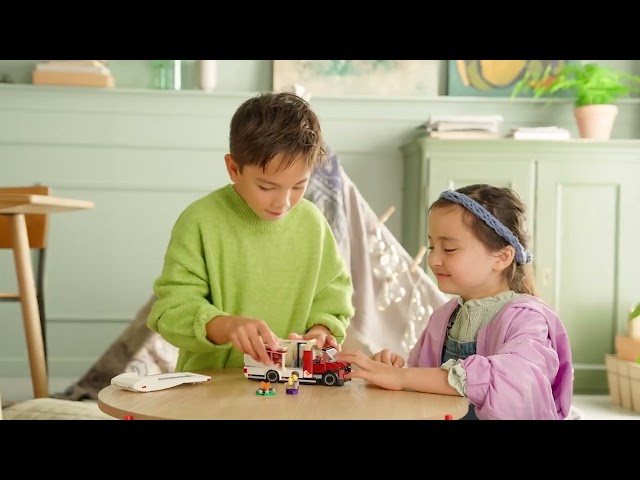 Vídeo relacionado con LEGO City Autocaravana Aventurera de Vacaciones, Furgoneta de Juguete y 3 Minifiguras (Mamá, Papá y Bebé), Juego de Viaje con Guitarra y Accesorios, Regalo para Niños y Niñas de 6 Añoso Más 60454