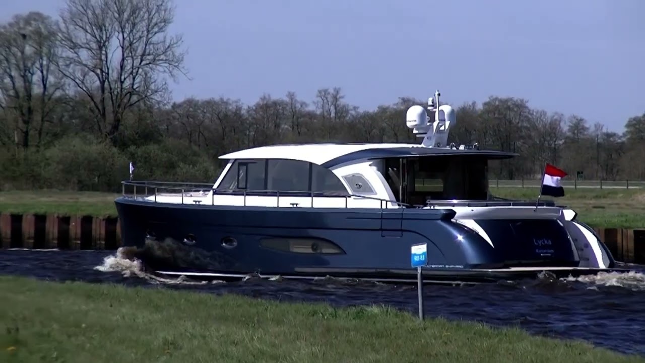 The Commander 54 - a luxurious motor yacht
