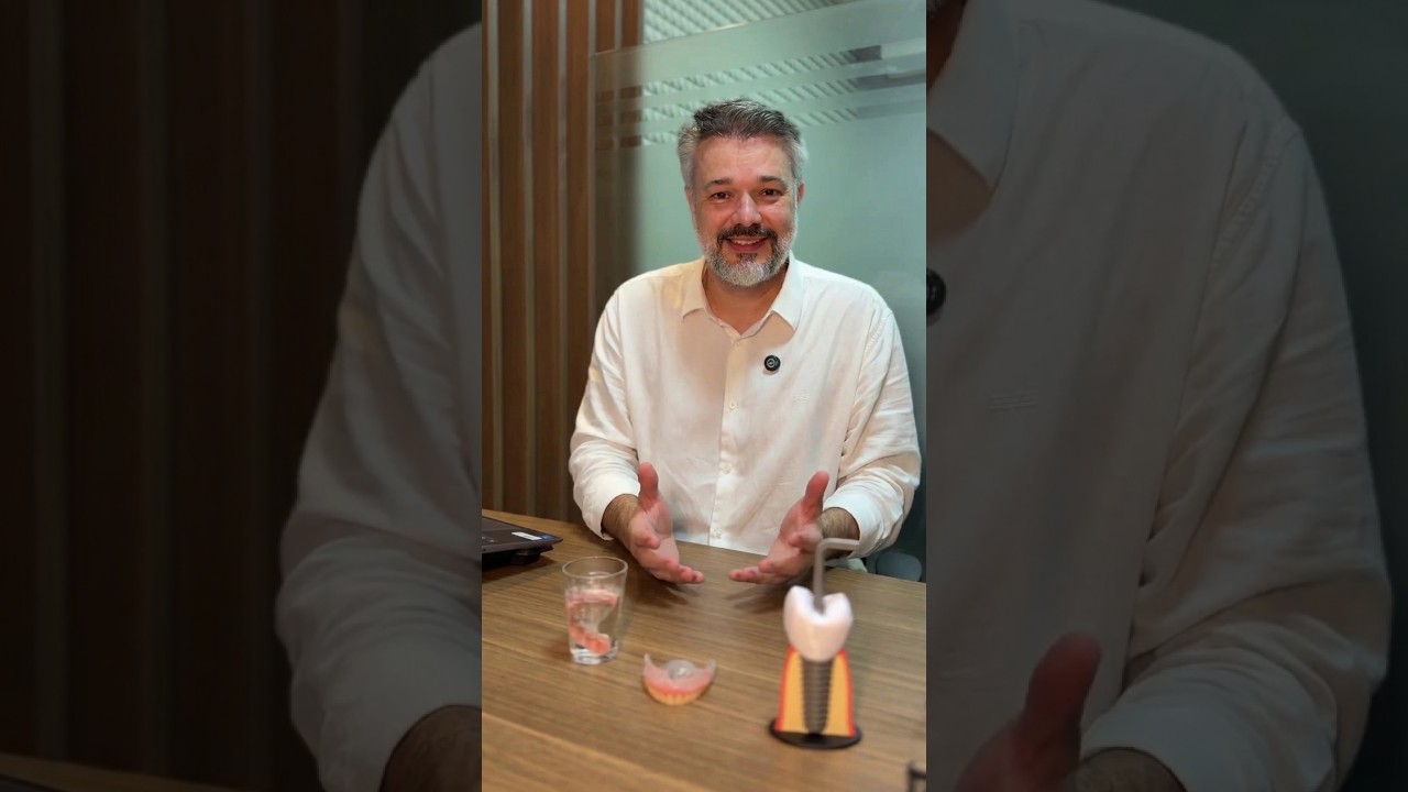 Dr. Thiago explicando o implante com carga imediata