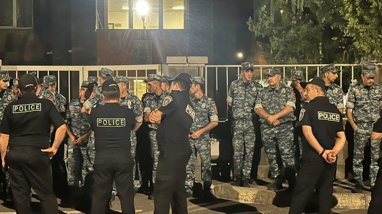 ՈւՂԻՂ. Լարված իրավիճակ՝ դատարանի մոտ