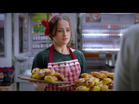 ICA reklamfilm 2016 v.47 -  Ebba sprider julstämning
