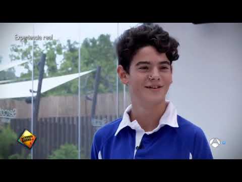 Melquiades enseña a los jóvenes las tecnologias de los años 80   El Hormiguero 3 0