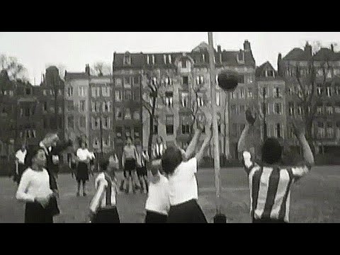 1937: Korfbal op het Parkschouwburgterrein te Amsterdam voor de schooljeugd - oude filmbeelden