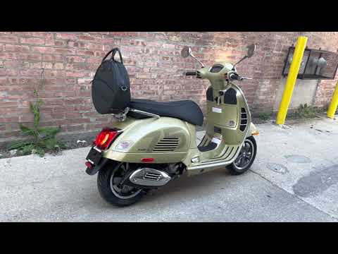 Vespa GTS 300 75th Anniversary 2021 gold