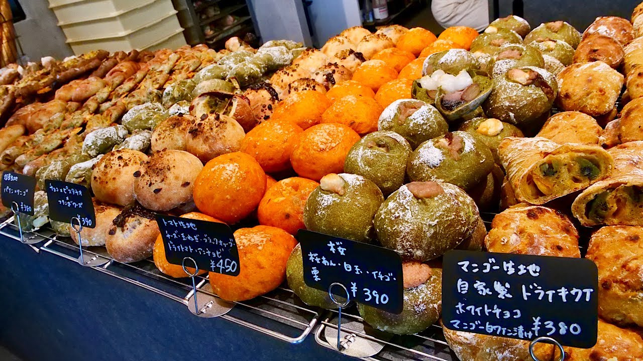 A Japanese bakery run by a female baker with great skills. 4 omnibus selections