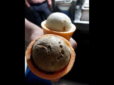 Vanilla and chocolate flavoured ice cream cone🍦#trending #icecream #shorts
